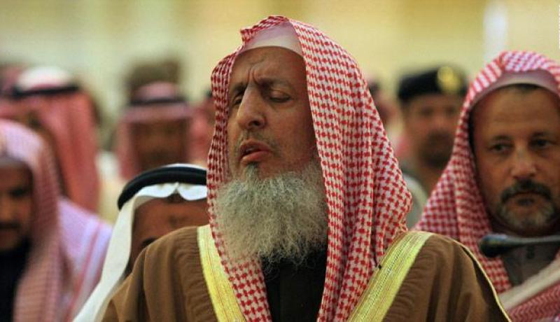 مفتي السعودية يشيد بالقرضاوي ويدعو للتحرك ضد حزب الله