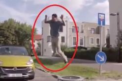 بالفيديو أغرب طريقة لركوب سيارة