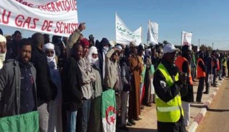 مجموعات من الشباب في مسيرة سلمية احتجاجا على استغلال الغاز الصخري بتمنراست