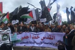 بالفيديو.. متظاهرون يحرقون العلم الأمريكي في غزة