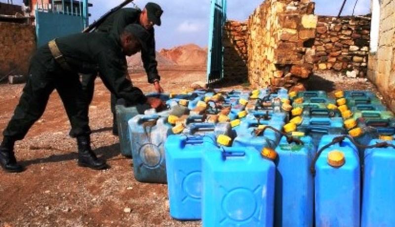 أساتذة، معلمون، أئمة وإطارات بتلمسان يهربون الوقود نحو المغرب