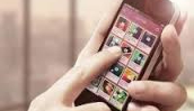 الإنترنيت عبر الهاتف النقال أساس التحول في المجتمع الجزائري