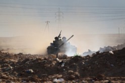 قوات القذافي تتقدم شرقا والمجتمع الدولي يضيق الخناق على نظامه