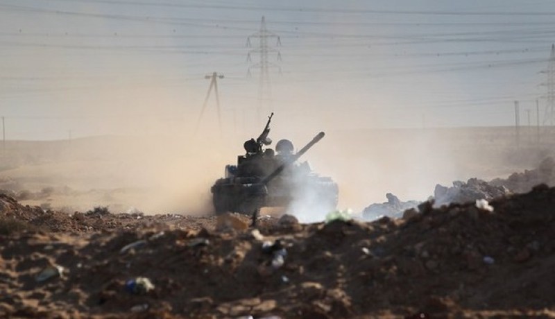 قوات القذافي تتقدم شرقا والمجتمع الدولي يضيق الخناق على نظامه