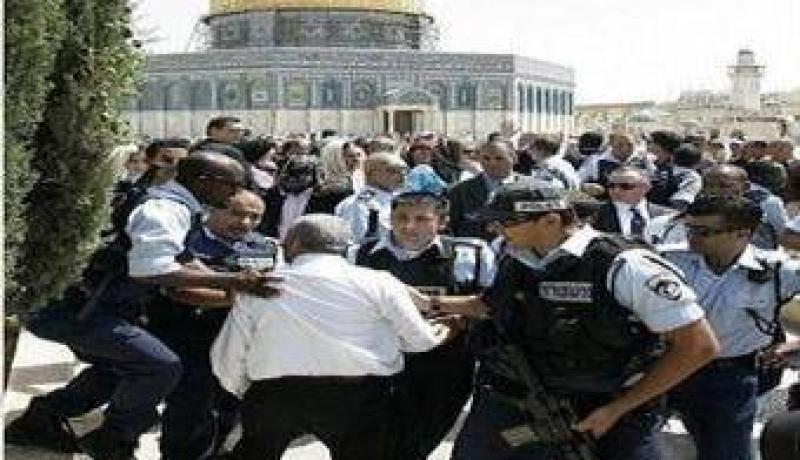 قوات الاحتلال تقتحم مسجد الاقصي وتأسر احد أئمته