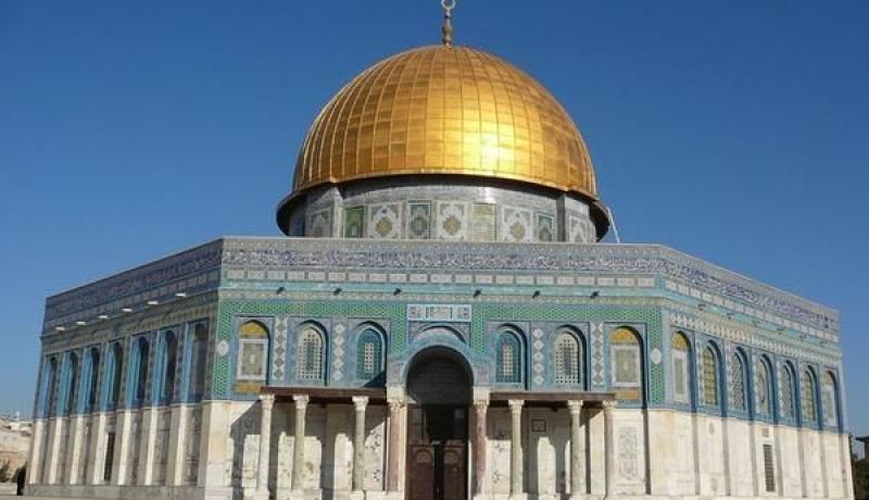 بالفيديو.. مجهولون يخترقون فضائيتين إسرائيليتين ويبثون مقطعًا للأذان