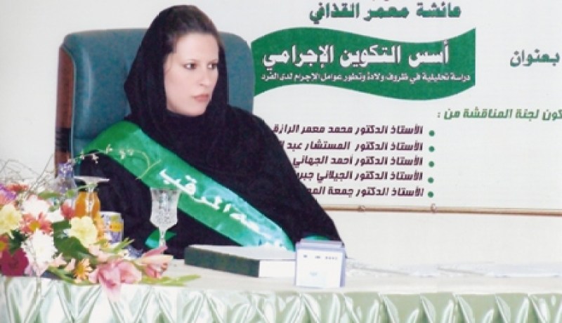 عائشة القذافي تمنح الصحافي العراقي الذي رشق بوش بحذائه وسام الشجاعة