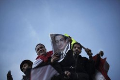 المناصرون لمبارك و العارضون له يتشابكون في ميدان التحرير