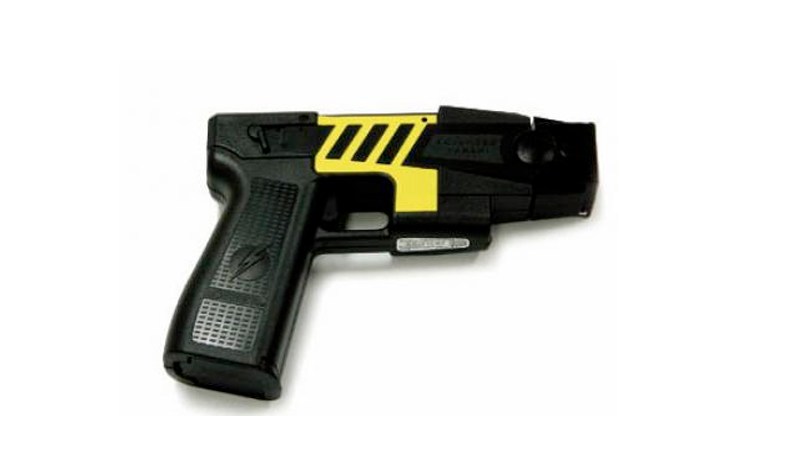توقيف شاب بحوزته لباسا عسكريا و سلاح تازر بسكيكدة