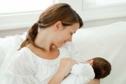 تعرّف على فوائد احتضان الأم لرضيعها بعد الولادة مباشرة