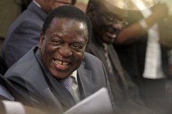 “منانغاغوا” يعود إلى زيمبابوي لأداء اليمين الدستورية رئيسا للبلاد