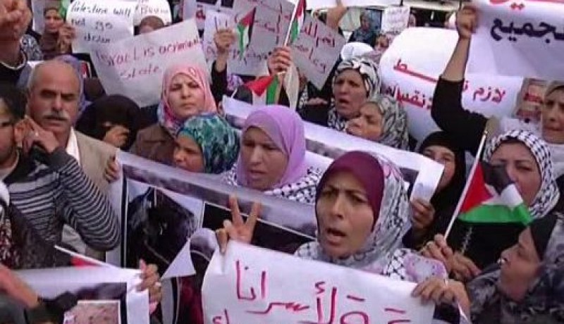 غزة.. مسيرة نسائية تطالب بإنهاء الانقسام الفلسطيني