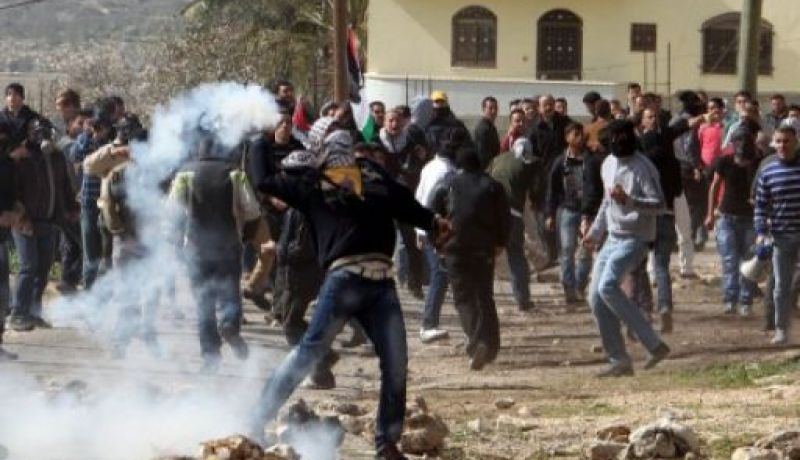 إصابة 8 فلسطينيين في نابلس خلال مواجهات مع الجيش الإسرائيلي