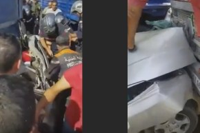 بالفيديو..نجاة عائلة كاملة عقب تحطم كلي لسيارة بين عجلات شاحنتين مقطورتين