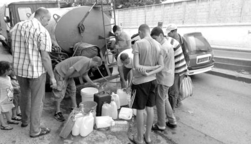 أزمـــة مـــاء في 11 ولايـــة.. وغلـــق للطريـــق السيـــار