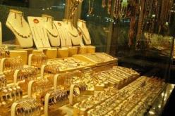 لص يحدث ثقبا في محل و يستولي على نحو مليار من الذهب في تيموشنت