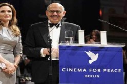 محمد البرادعي يسلم أنجلينا جولى جائزة أفضل فيلم للسنما من أجل السلام