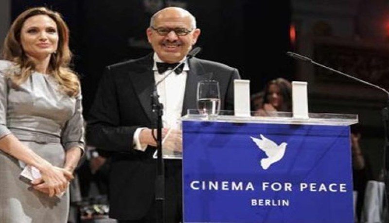 محمد البرادعي يسلم أنجلينا جولى جائزة أفضل فيلم للسنما من أجل السلام