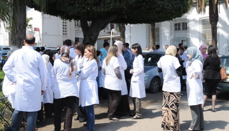 التنسيقية الوطنية للأسلاك المشتركة والمهنيين لقطاع الصحة تدعو الوزير الأول إلى التكفل بمطالبها