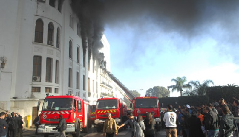 وكيل الجمهورية لدى محكمة سيدي امحمد يأمر بفتح تحقيق حول حريق البريد المركزي