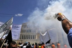 اضراب عام في اليونان وشبان غاضبون يتجمعون امام مبنى البرلمان