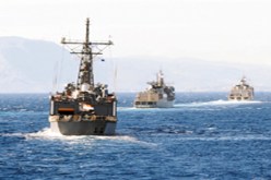 البحرية اليونانية تعترض إحدى سفن أسطول الحرية حاولت الإبحار إلى غزة