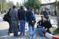 طلبة باب الزوار‮ ‬يعتصمون أمام عمادة الجامعة