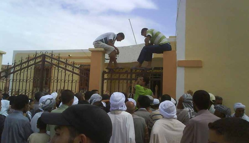عشرات الشباب يحتجّون أمام مقر الدائرة ويغلقون الطريق في مسكيانة بأم البواقي