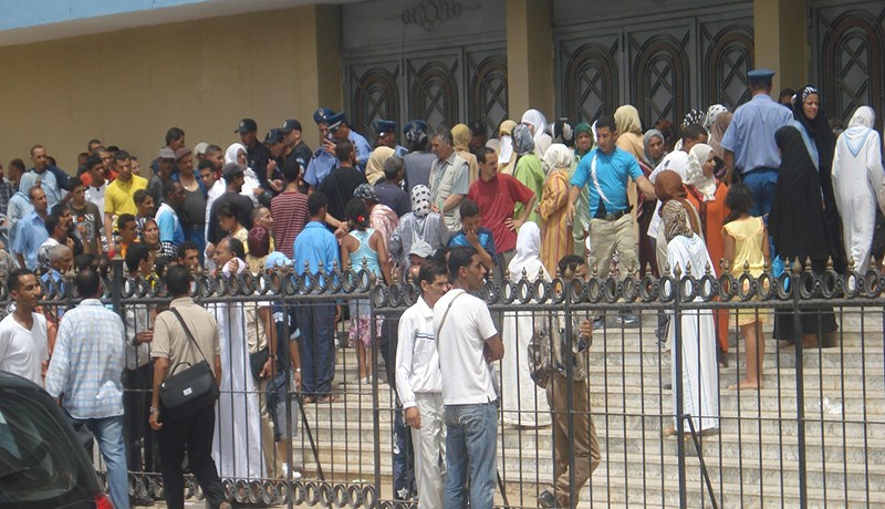 ممثلــــون عــــن المهدّديــــن بالطـــــرد مـــــن المساكــــن الاجتماعية يحتجون أمام موكب والي خنشلة