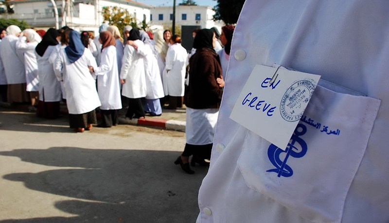 عمال القطاع الاستشفائي يحتجون مطالبة برحيل المدير في الونزة بتبسة