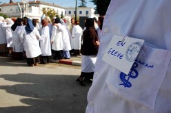 الأطباء المناوبون في مصلحة طب الأطفال يعتصمون أمام إدارة مستشفى الرويبة