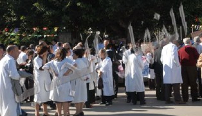 الأطباء يطالبون بالاسراع للاستجابة لمطالب شبه الطبيين