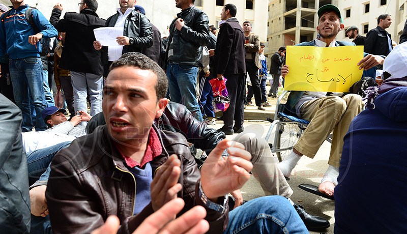المتعاقدون يرفضون تثمين الخبرة ويدخلون في إضراب عن الطعام