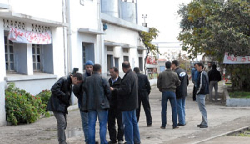 استحداث مناصب وهمية وتزوير وانتحال هوية العمال لسحب مبالغ الضمان:عمال مطرودون يطالبون بالتحقيق في قاعدة إنفراير بمعسكر