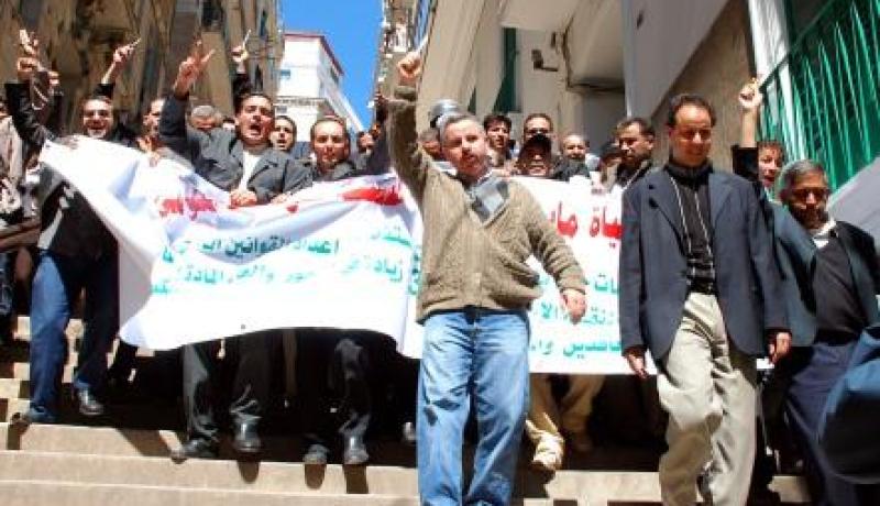 تلاميذ يصرخون: إن شاء الله نربحو مصر وما علاباناش لا بالباك لا بالإضراب