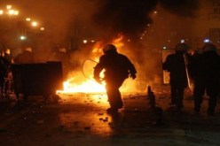 أعمال شغب و مشادات بين المتظاهرين و الشرطة أمام مقر البرلمان في اليونان