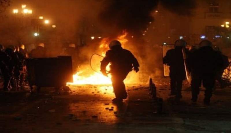 أعمال شغب و مشادات بين المتظاهرين و الشرطة أمام مقر البرلمان في اليونان