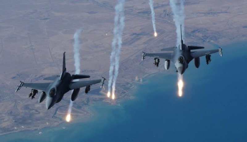 طائرات التحالف العربي تقصف مقر الفرقة الأولى ومواقع للحوثيين  في اليمن