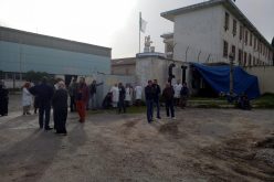 عمال مركب الخزف يعتصمون داخل خيمة أمام مقر المؤسسة في ڤالمة