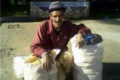 عمي عيسى اعتاد منذ 05 سنوات على جمع فتاة الخبز من القمامات