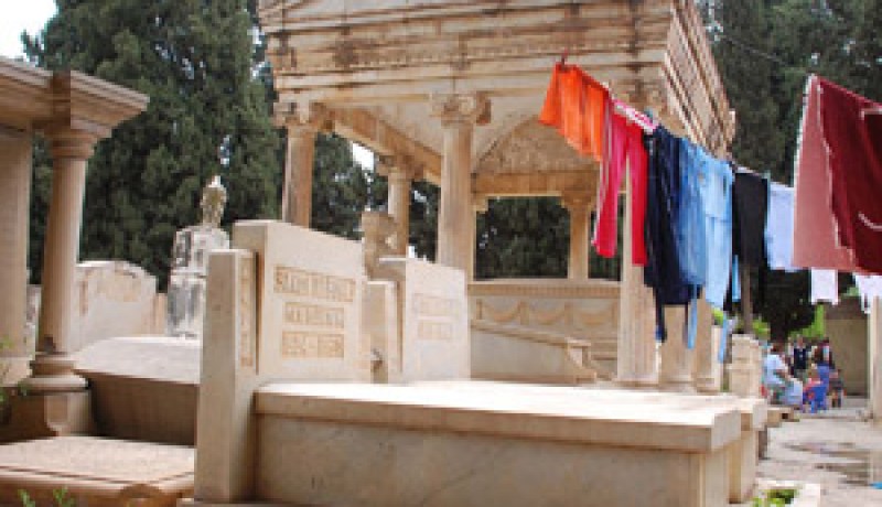 الحجاج اليهود “الأقدام السوداء” يدخلون إلى الجزائر بجواز سفر فرنسي و يدعون أنهم جاءوا للسياحة:تلمسان  أصبحت قبلة للحجاج اليهود بعد علاج الراهب لابنة السلطان