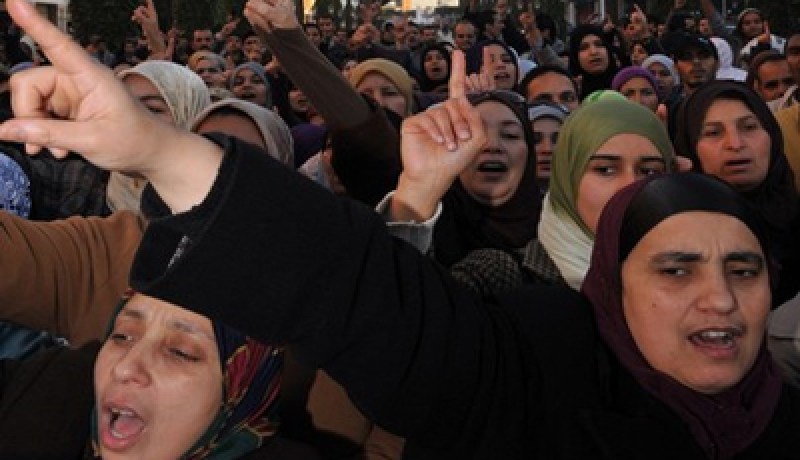 المغـــاربــة‮ ‬يتظاهرون لإسقـــاط محمد السادس