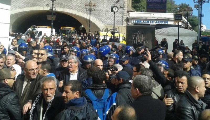 بالصور والفيديو مسيرات  ضد استغلال الغاز الصخري في مركز بريد الجزائر