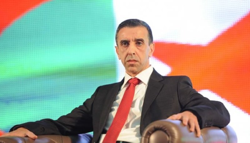 حداد أول المهنئين