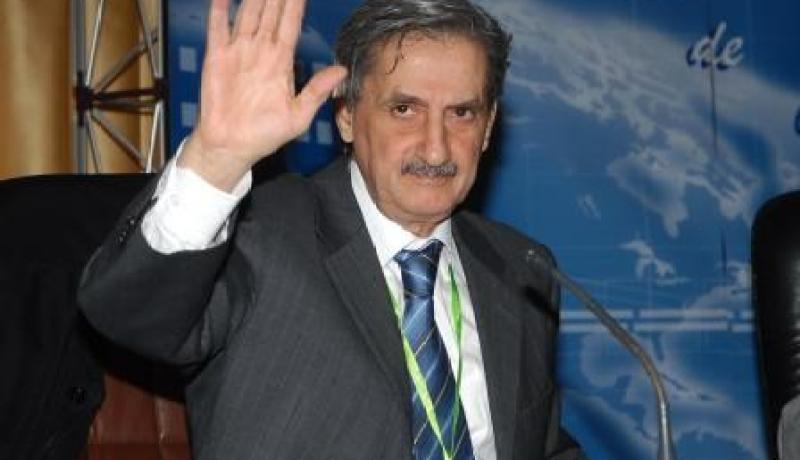 ـ/   18 فريقا في القسم الأول وفريق واحد يسقط من القسم الثاني