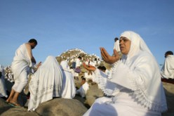 فيما أصدرت القنصلية أكثر من 77 ألف تأشيرة للعمرة…السفارة السعودية تنفي توقيف التأشير للعمرة وتكذب مزاعم الوكالات