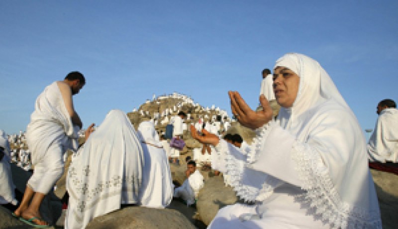 فيما أصدرت القنصلية أكثر من 77 ألف تأشيرة للعمرة…السفارة السعودية تنفي توقيف التأشير للعمرة وتكذب مزاعم الوكالات
