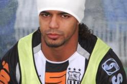 حاج عيسى طالب بجواز سفره للالتحاق بنادي بورتسموث