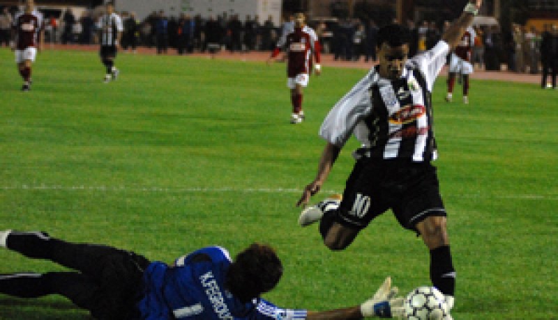 أداء حاج عيسى أمام مروانة يريح الجميع في سطيف…تذاكر لقاء عنابة بـ500 دج و800 دج وسيجري بداية من السابعة والنصف