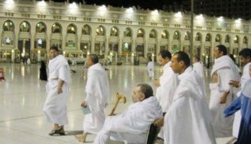 المعتمرون الجزائريون من مختلف الفئات العمرية يصلون للبقاع المقدسة